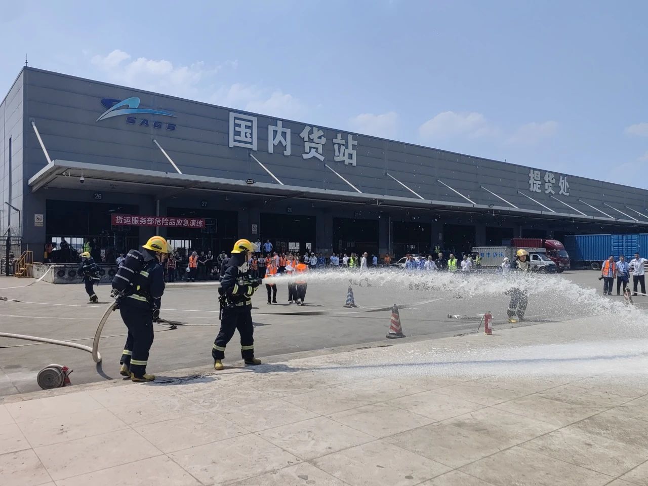 筑牢安全防线：民航二所助力双流机场开展锂电池货物冒烟应急处置实战演练