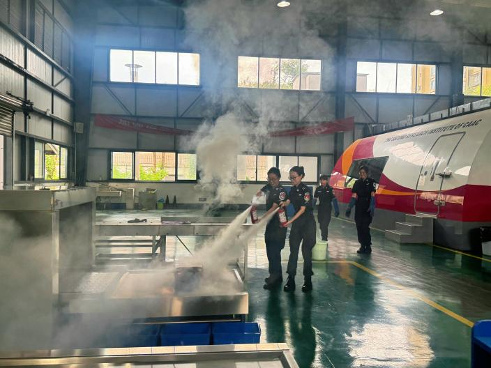 民航二所与国货航成都安检站携手开展危险品运输安全实战培训